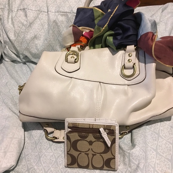 Coach satchel white with scarf and small wallet. - Picture 2 of 7